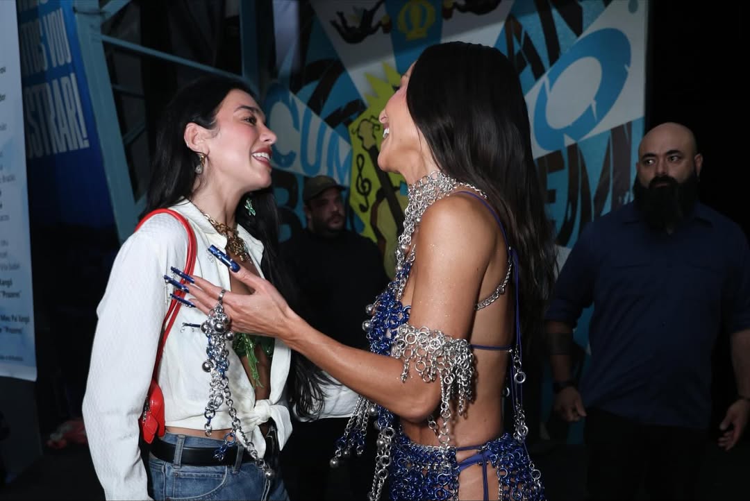 A rainha de bateria da Unidos de Vila Isabel, Sabrina Sato, recebeu a cantora Dua Lipa no ensaio da escola