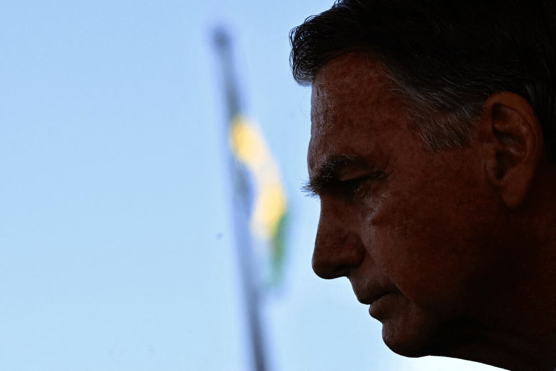 O ex-presidente brasileiro Jair Bolsonaro -  lei determina que ex-presidentes têm direito a uma equipe de até oito pessoas