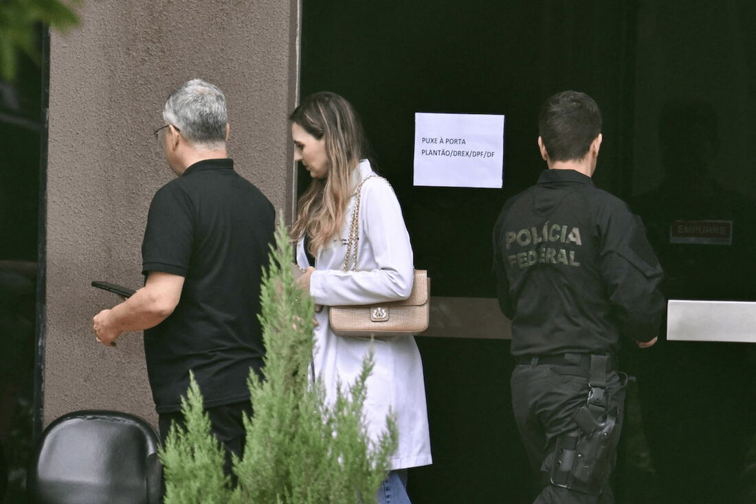 A Dra. Marina Grazziotin Pasolini (C), membro da equipe que trata o ex-presidente brasileiro Jair Bolsonaro, deixa a sede da Polícia Federal em Brasília em 22 de novembro de 2025