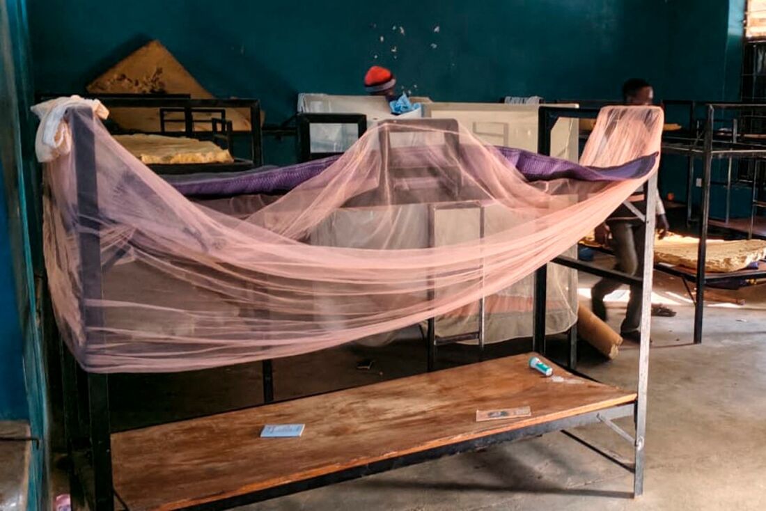 Beliches vazios e pertences espalhados dentro de um dormitório estudantil