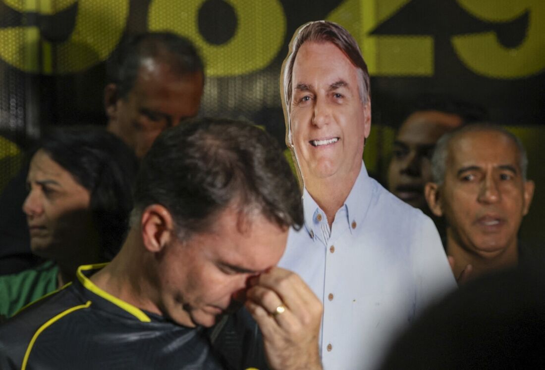 Flávio Bolsonaro convocou uma vigília na porta do condomínio do seu pai, Jair Bolsonaro