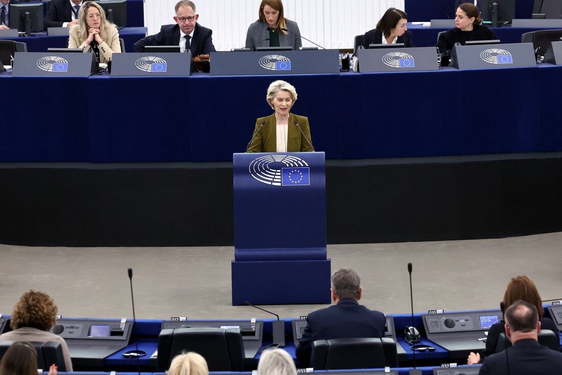 A presidente da Comissão Europeia, Ursula von der Leyen, discursa em sessão plenária do Parlamento Europeu