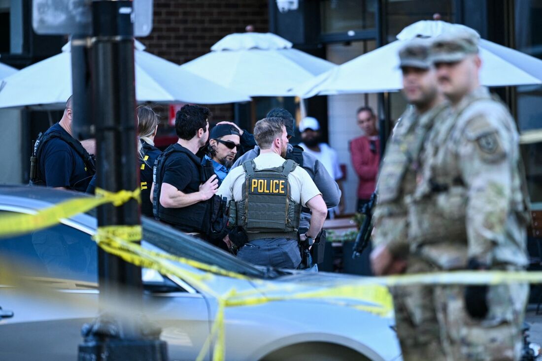 Agentes isolam a área após um tiroteio no centro de Washington, em 26 de novembro de 2025