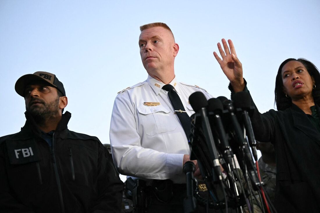 Jeffery Carroll (centro), chefe assistente executivo da Polícia Metropolitana (MPD), participa de uma coletiva de imprensa após um tiroteio no centro de Washington, em 26 de novembro