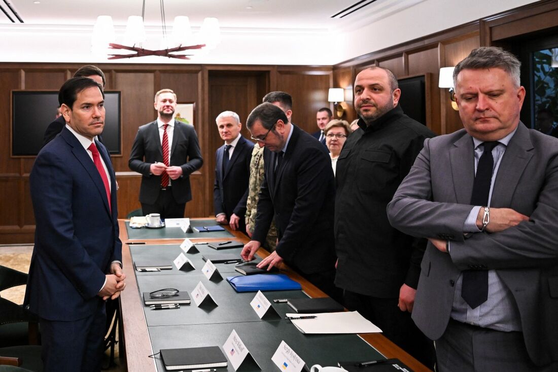 Secretário de Estado dos EUA, Marco Rubio, e o secretário do Conselho de Segurança e Defesa Nacional da Ucrânia e chefe da delegação ucraniana, Rustem Umerov, ao lado do primeiro vice-ministro das Relações Exteriores da Ucrânia, Sergiy Kyslytsya 