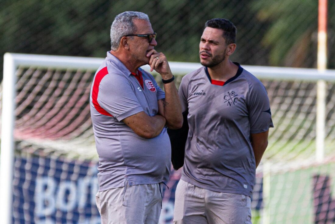 Hélio dos Anjos e Guilherme dos Anjos, técnico e auxiliar do Náutico, respectivamente