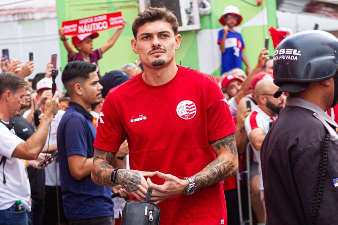 Carlinhos, zagueiro do Náutico