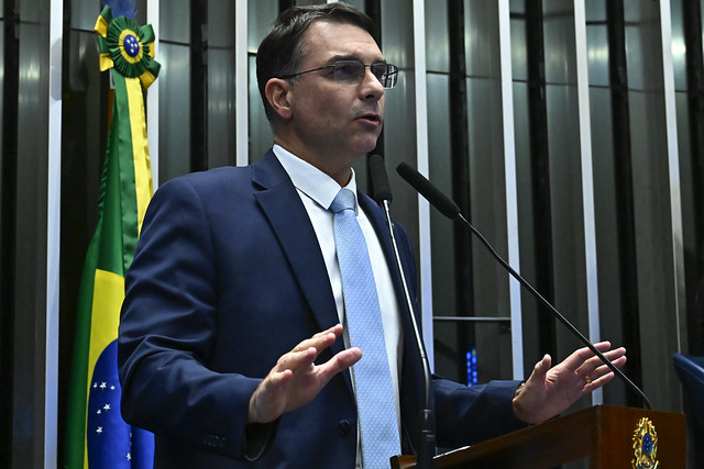 Segundo relatos feitos por Flávio a aliados, Bolsonaro defendeu que o filho comece a se comportar como candidato