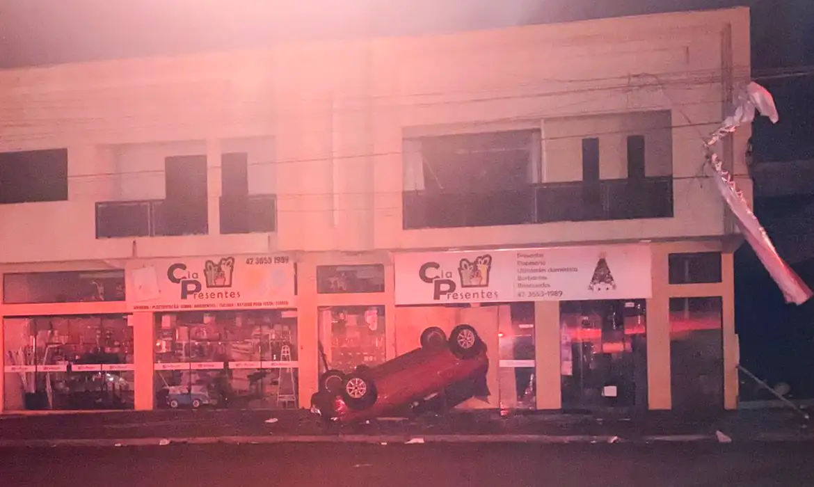 Tornados são formados em nuvens de tempestade, diz meteorologista