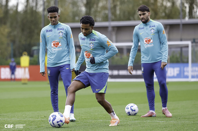 Estêvão, Rodrygo e Paquetá durante treino da seleção em Londres