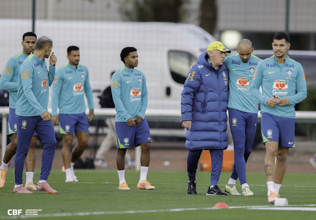 Carlo Ancelotti durante treino da seleção brasileira em Londres