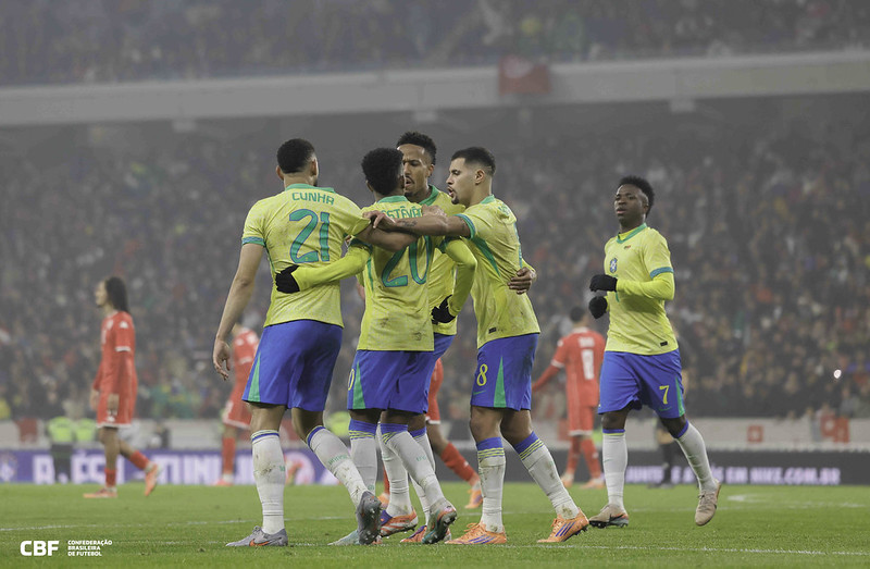Atletas celebram gol de Estêvão contra a Tunísia