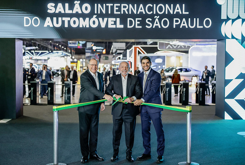 Presidente Luís Inácio Lula da Silva, durante a Abertura do Salão Internacional de Automóvel em São Paulo com o Vice-Presidente, Geraldo Alckmin, e o presidente da Anfavea, Igor Calvet
