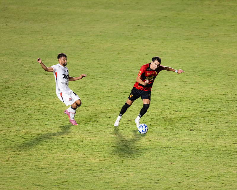 Pablo tenta jogada contra o Vitória, na Ilha do Retiro
