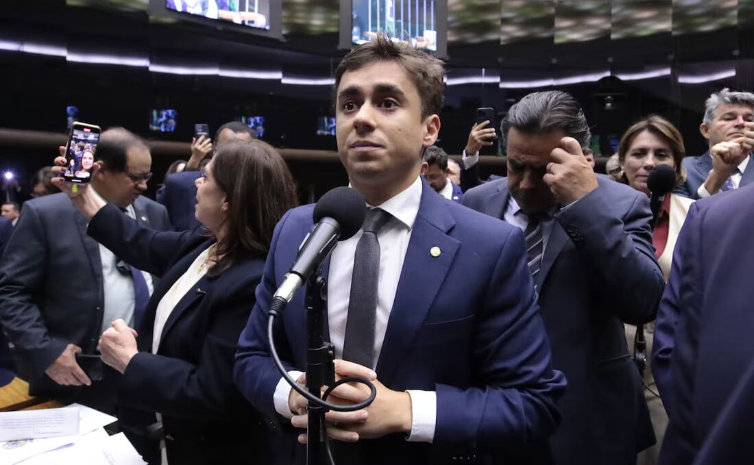Nikolas Ferreira, deputado federal, foi alvo de críticas compartilhadas por Eduardo Bolsonaro