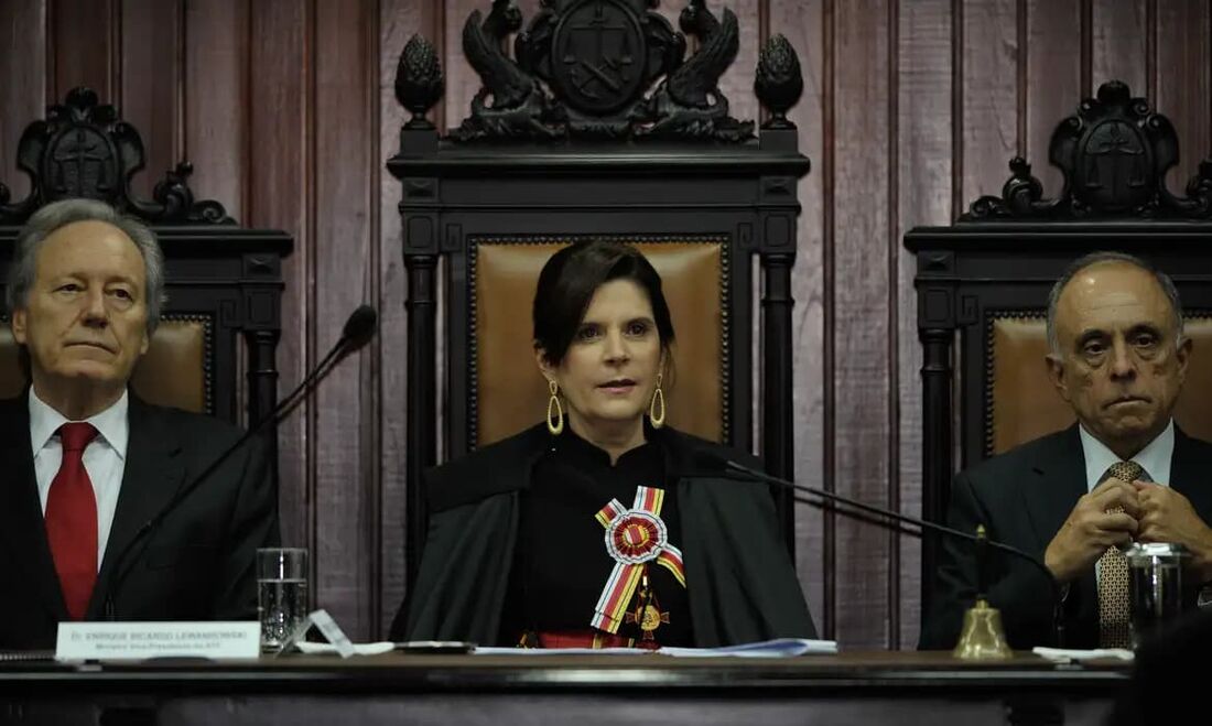 A presidente do Superior Tribunal Militar (STM), ministra Maria Elizabeth Rocha (C)