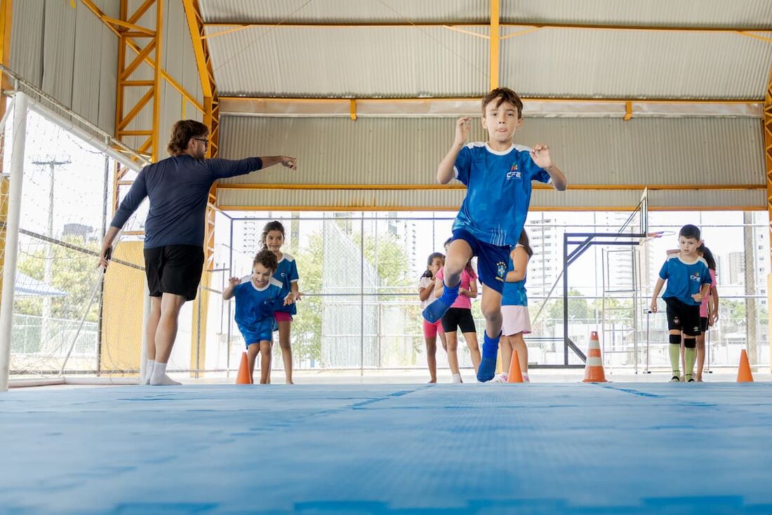Crianças praticam atividades físicas no CFE Santos Dumont, no Recife