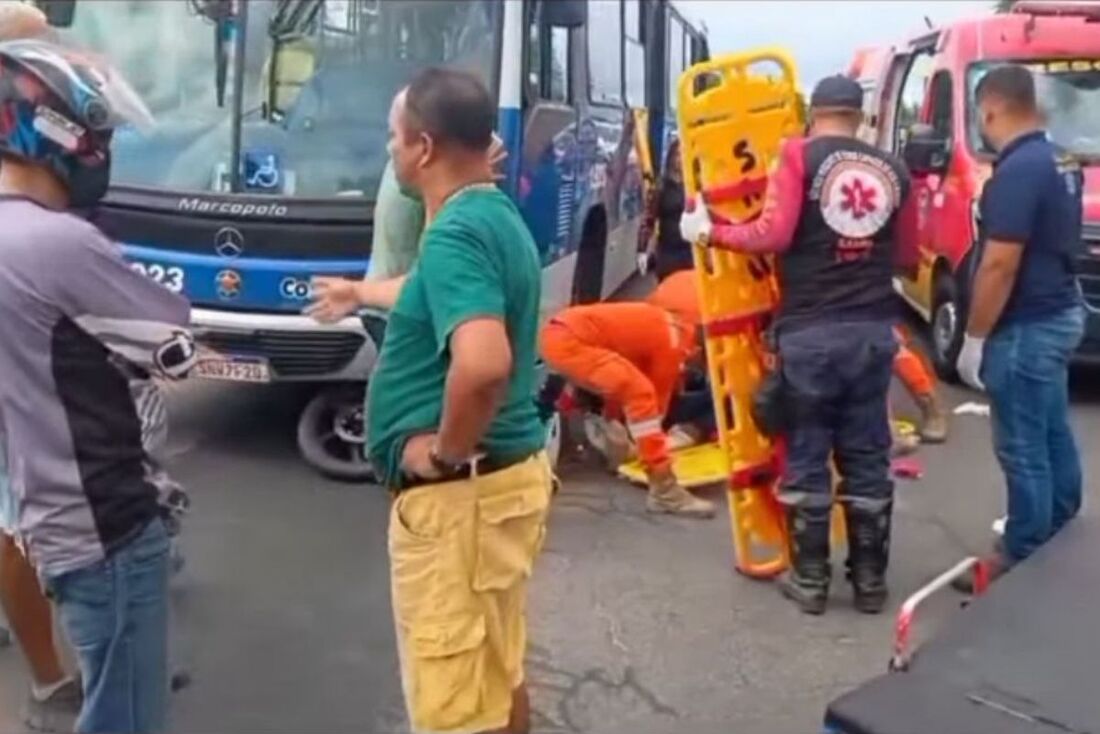 Acidente envolvendo um ônibus e uma moto em Olinda