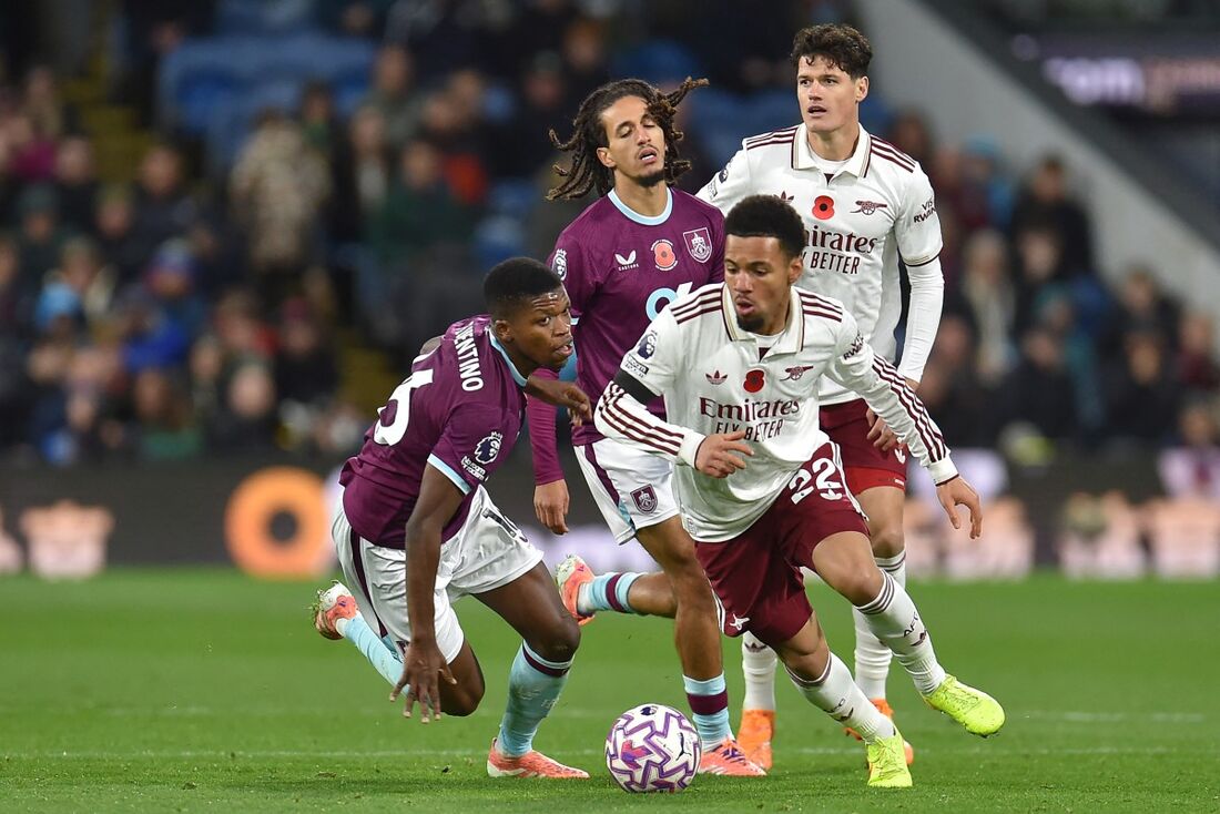 Arsenal supera o Burnley pelo alto, vence a 9ª seguida e consolida liderança da Premier League