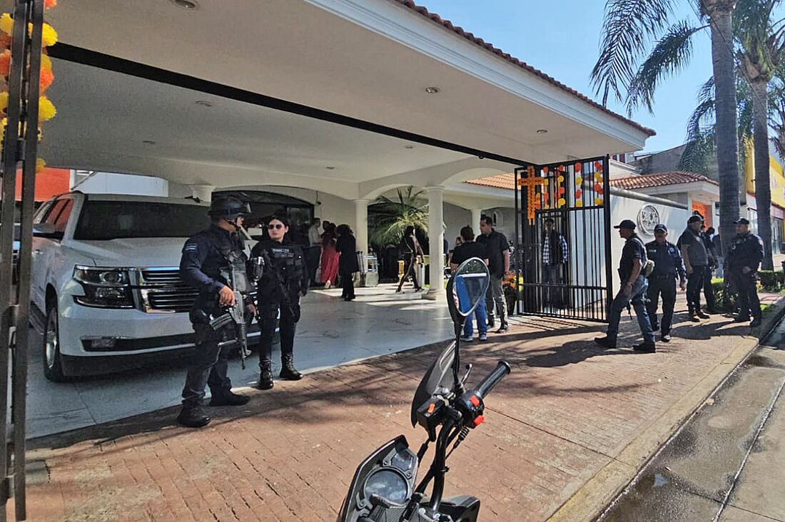 Policiais fazem a guarda em frente a uma funerária onde está o corpo do prefeito Carlos Manzo