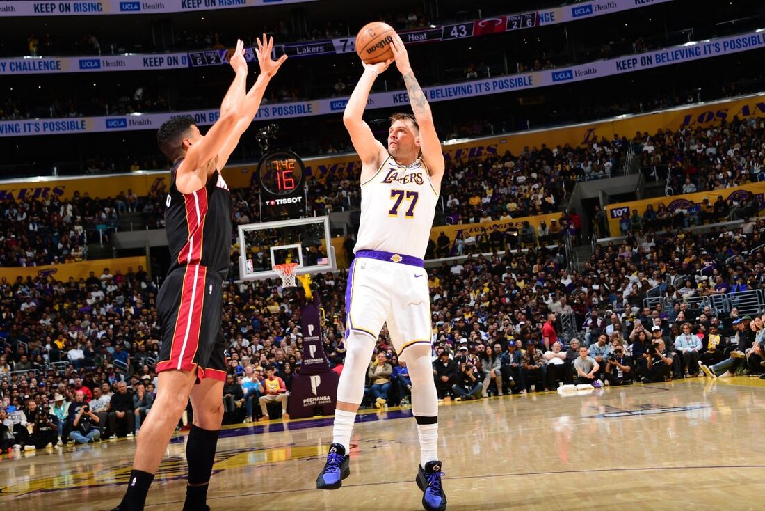 Luka Doncic marcou 29 pontos na vitória dos Los Angeles Lakers na noite desse domingo (2)