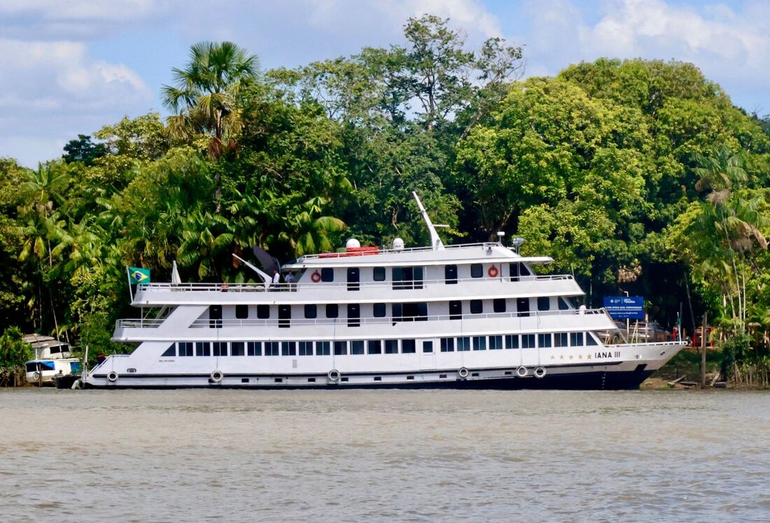 O iate Iana III, onde o presidente brasileiro Luiz Inácio Lula da Silva ficará hospedado durante a COP30, navega no rio Guamá, próximo a Belém, no Pará, em 3 de novembro de 2025.