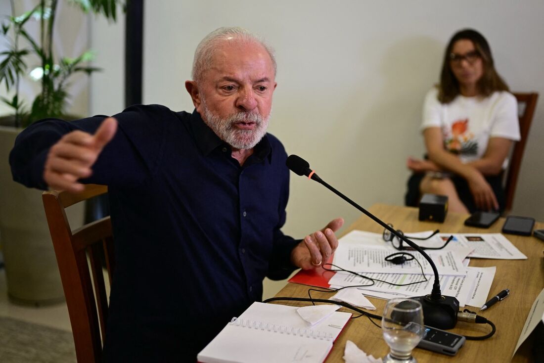 O presidente do Brasil, Luiz Inácio Lula da Silva, conversa com a imprensa estrangeira antes da COP30