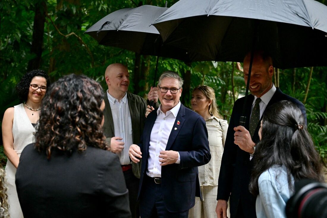 Príncipe William é surpreendido por chuva repentina, ganha perfume de ervas e conhece fã