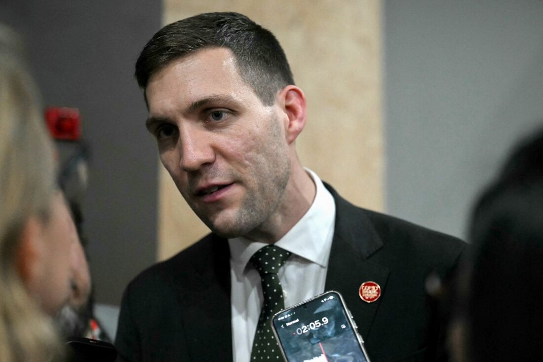 O Ministro do Clima e do Meio Ambiente da Noruega, Andreas Bjelland Eriksen, discursa enquanto caminha pelos corredores da COP30