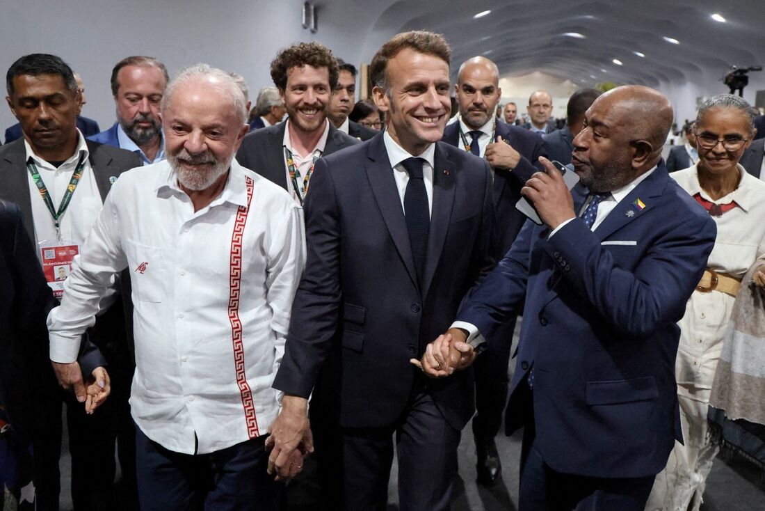 O presidente da França, Emmanuel Macron (C), o presidente do Brasil, Luiz Inácio Lula da Silva (E), e o presidente da Guiné-Bissau, Umaro Sissoco Embaló, conversam no âmbito da COP30