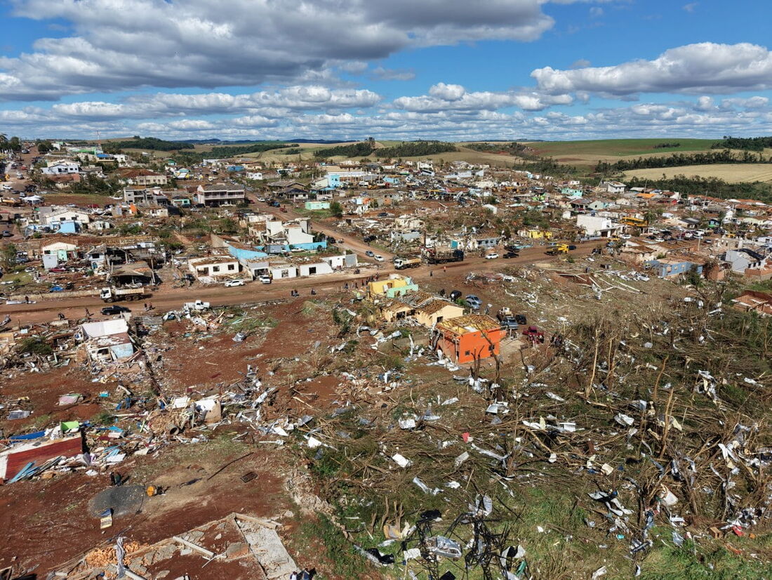 Uma vista aérea mostra a destruição após um tornado atingir a cidade de Rio Bonito do Iguaçu, no estado do Paraná, em 8 de novembro de 2025.