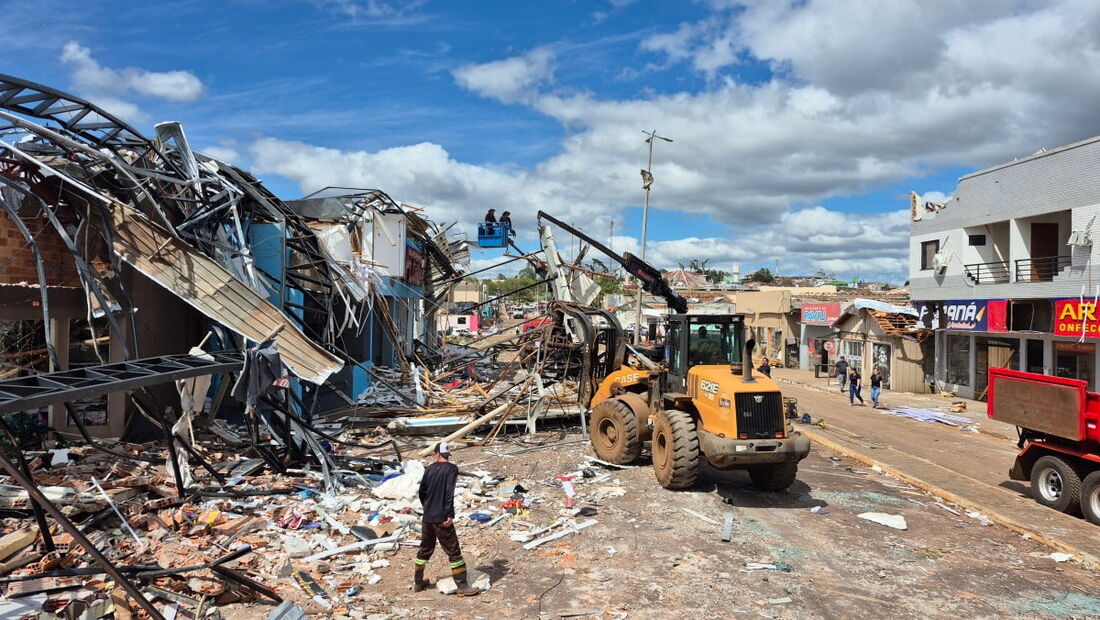 Máquinas pesadas removem os destroços após um tornado atingir a cidade de Rio Bonito do Iguaçu, no estado do Paraná