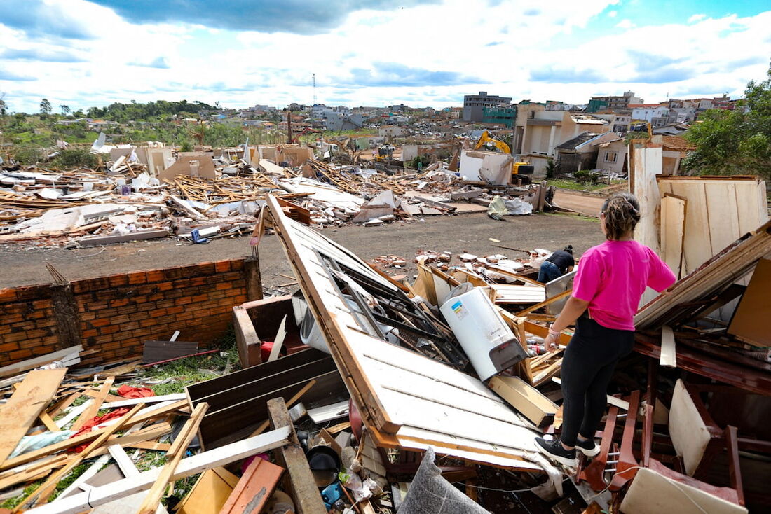 Moradores observam a destruição causada pelo tornado com ventos de até 250 quilômetros por hora que atingiu a cidade de Rio Bonito do Iguaçu, no estado do Paraná