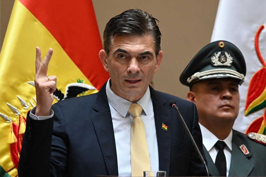 O presidente da Bolívia, Rodrigo Paz, discursa durante a cerimônia de posse de seu gabinete no Palácio Quemado, em La Paz