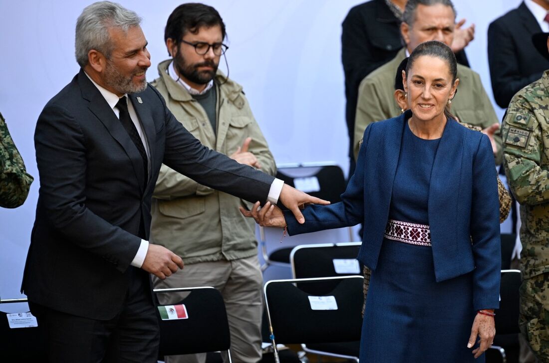 A presidente do México, Claudia Sheinbaum (à direita), cumprimenta o governador de Michoacán, Alfredo Ramirez Bedolla (à esquerda), durante a apresentação do Plano de Paz e Justiça de Michoacán no Palácio Nacional, na Cidade do México
