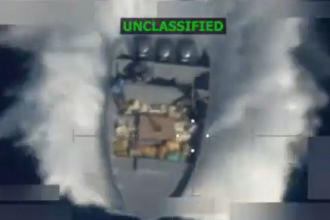 o momento anterior a um ataque letal contra uma embarcação que transportava narcóticos no Oceano Pacífico Oriental em 9 de novembro de 2025.