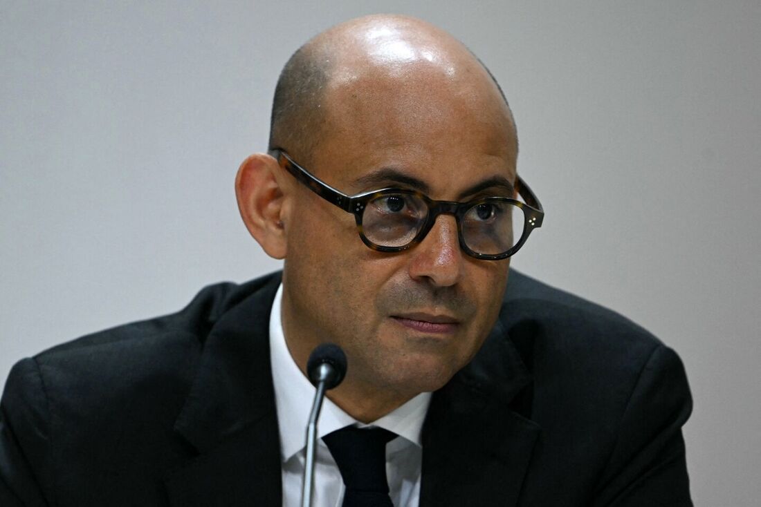 O Secretário Executivo da ONU para Mudanças Climáticas, Simon Stiell, discursa durante uma coletiva de imprensa na COP30
