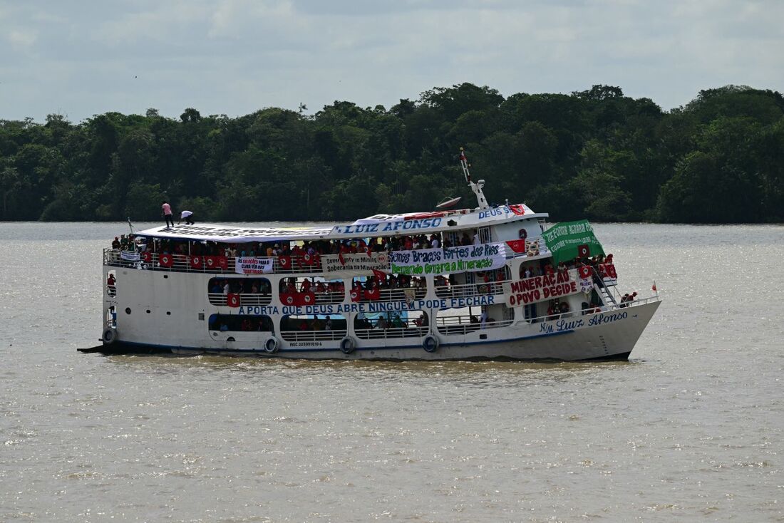 COP30: indígenas protestam em "barqueata"; segurança é reforçada após tentativa de invasão