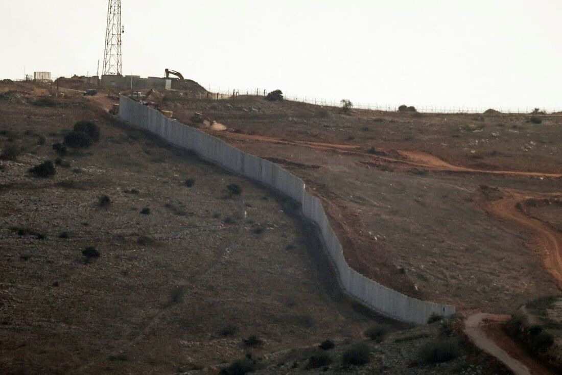 Fotografia mostra um muro de concreto que o exército israelense começou a construir ao sul da Linha Azul, que separa o Líbano de Israel