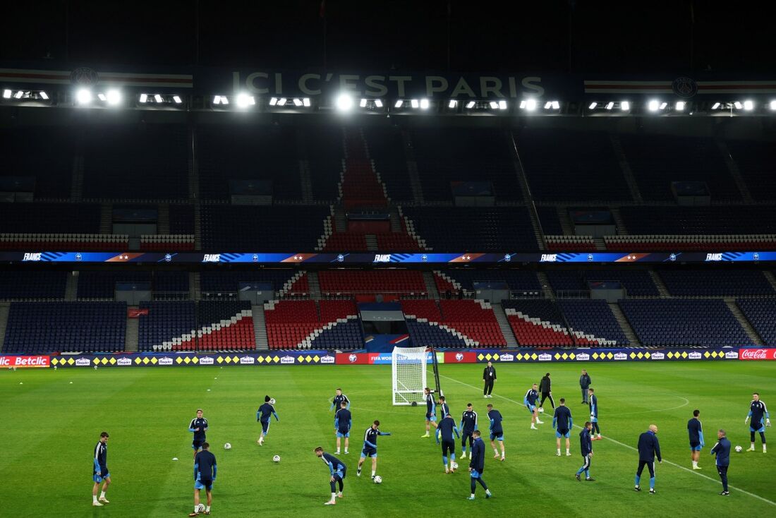 Jogadores da seleção ucraniana participam de um treino no estádio Parc des Princes, em Paris