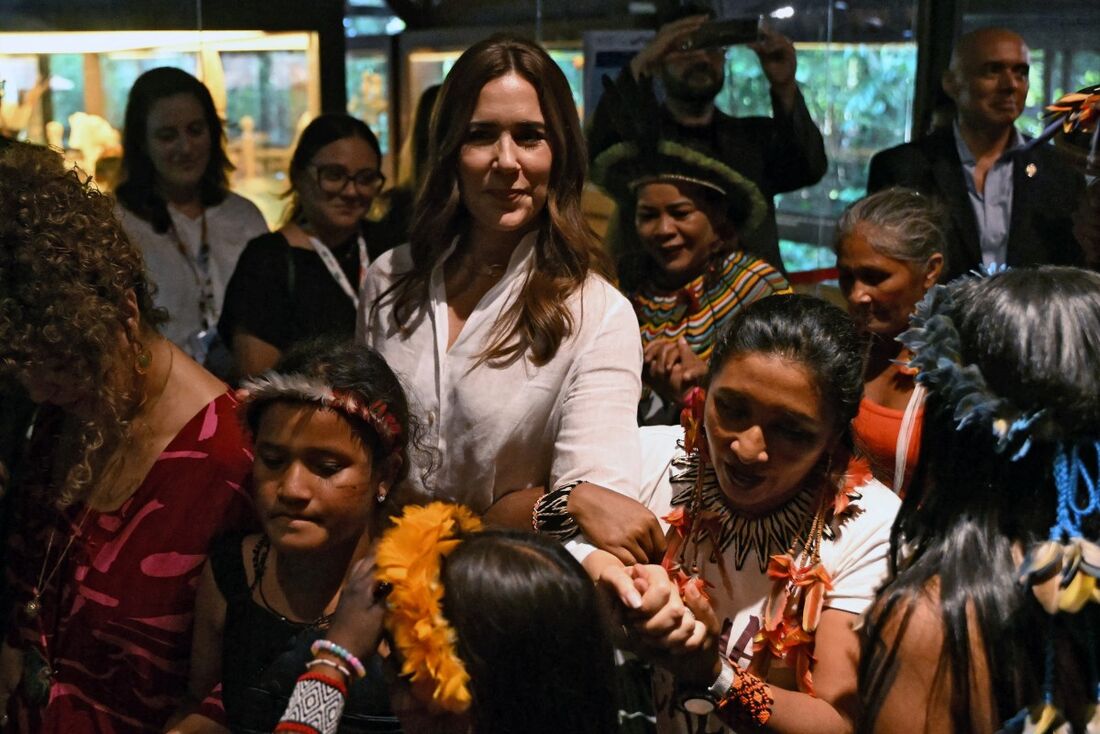 COP30: Rainha Mary, da Dinamarca, "suja" as mãos no açaí e cheira o cacau da Amazônia