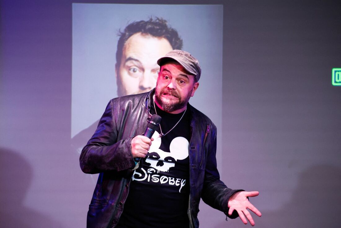 O comediante alemão Paco Erhard se apresenta durante um show de stand-up comedy do "Immigrant Jam"
