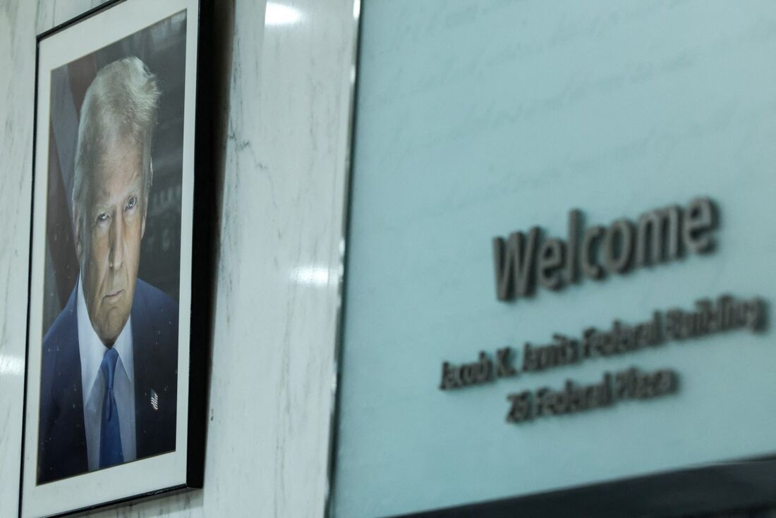 Uma foto do presidente dos EUA, Donald Trump, está pendurada na entrada do Edifício Federal Jacob K. Javits, em Nova York, em 13 de novembro de 2025.