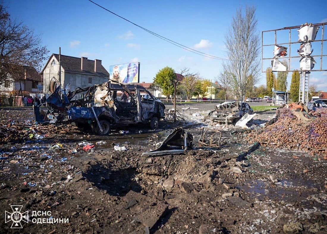 carros destruídos no local de um ataque aéreo em Chornomorsk, região de Odessa, durante a invasão russa da Ucrânia.