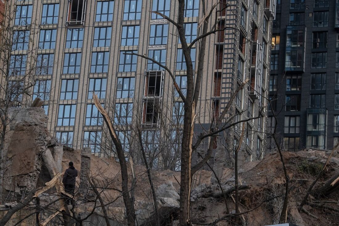 Bombardeios russos contra prédios residenciais deixam seis mortos em Kiev