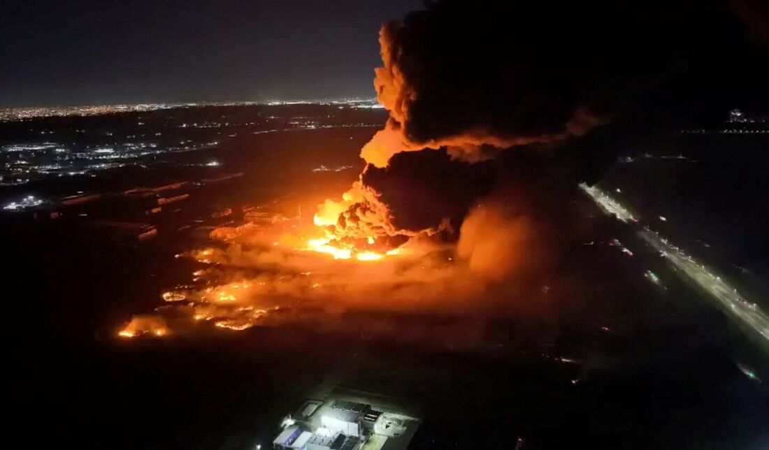 Incêndio após uma explosão em uma área industrial de Ezeiza, província de Buenos Aires