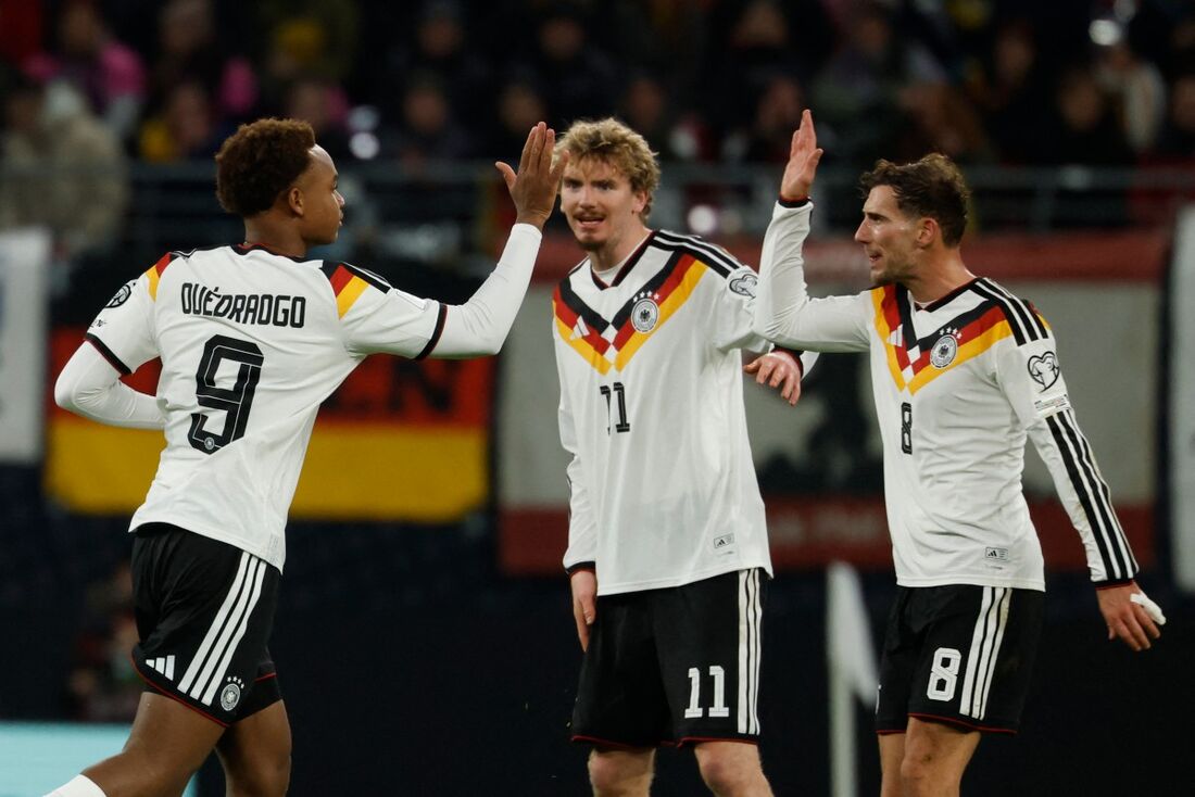 Atletas da Alemanha celebram gol sobre a Eslováquia
