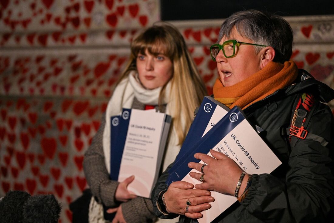 Lauren Mallon e Brenda Doherty, que perderam parentes para a Covid, alam com a imprensa perto do Memorial Nacional da Covid, no Centro de Londres in central London
