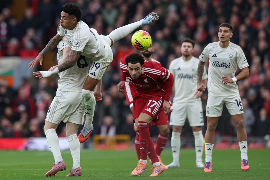 Curtis Jones em ação pelo Liverpool