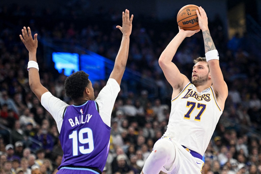Luka Doncic arremessa sobre Ace Bailey, do Utah Jazz, durante uma partida no Delta Center